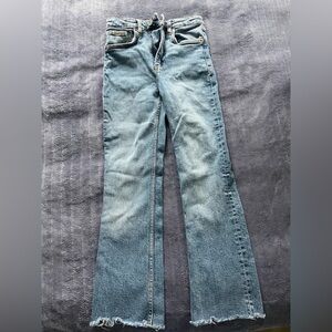 Distressed jeans with fray hem